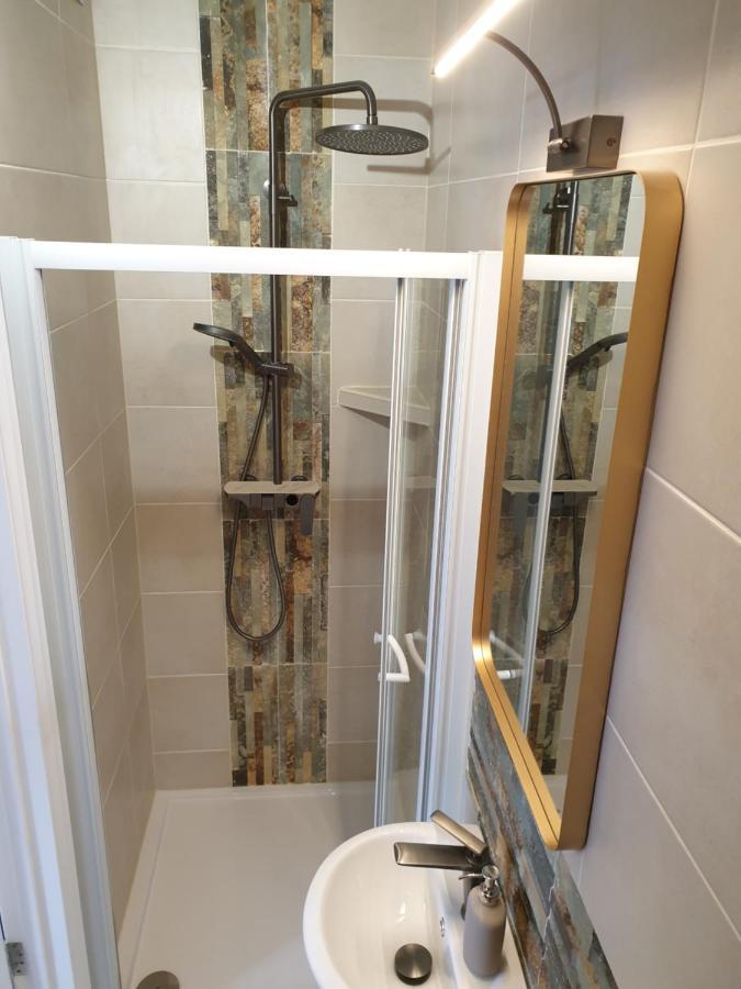 Beautiful Double En-Suite Room, Separate Entrance, Ilford, Central Line Gants Hill, Free Parking Eksteriør bilde