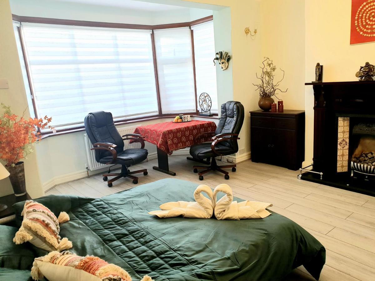 Beautiful Double En-Suite Room, Separate Entrance, Ilford, Central Line Gants Hill, Free Parking Eksteriør bilde
