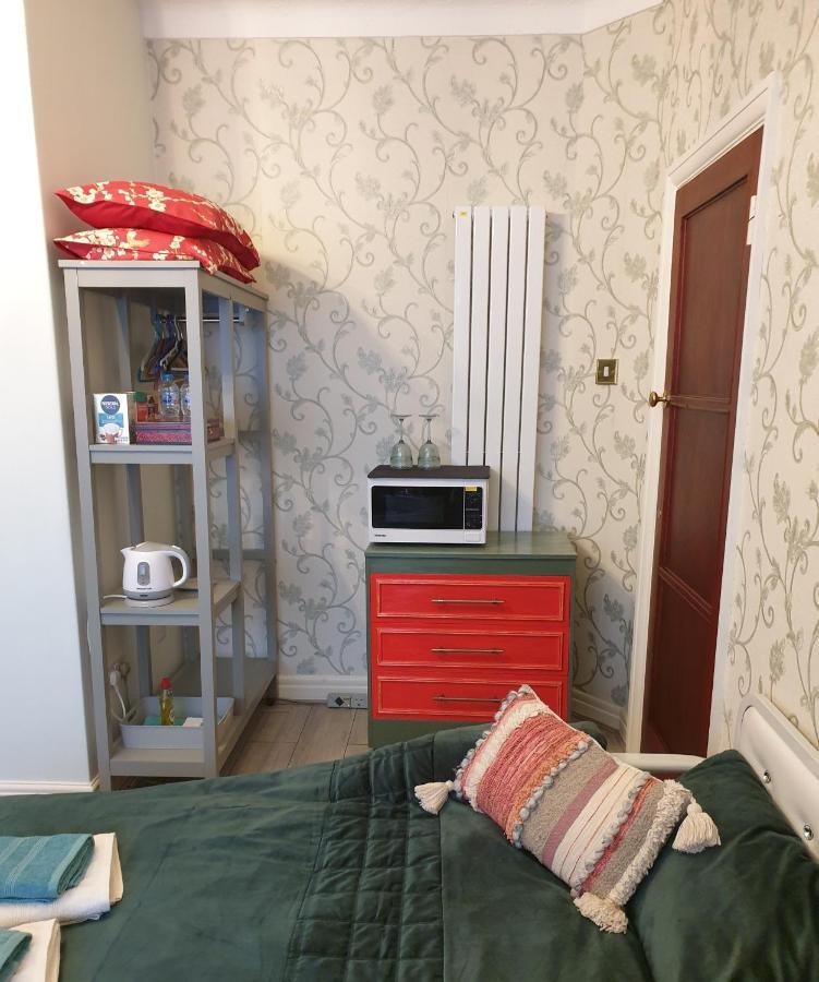 Beautiful Double En-Suite Room, Separate Entrance, Ilford, Central Line Gants Hill, Free Parking Eksteriør bilde